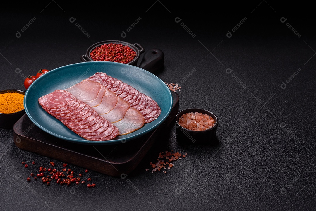 A imagem mostra uma tábua com fatias de salame e presunto, acompanhadas de temperos e especiarias como pimenta-do-reino e páprica.