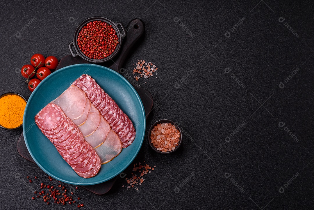 A imagem mostra uma tábua com fatias de salame e presunto, acompanhadas de temperos e especiarias como pimenta-do-reino e páprica.