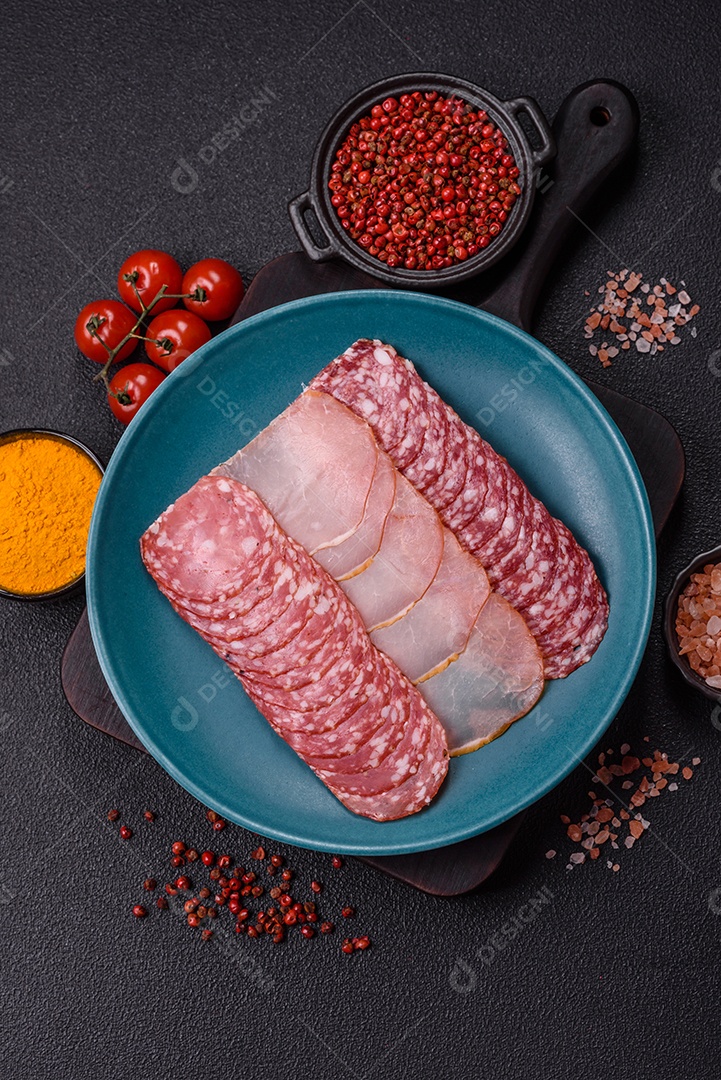 A imagem mostra uma tábua com fatias de salame e presunto, acompanhadas de temperos e especiarias como pimenta-do-reino e páprica.