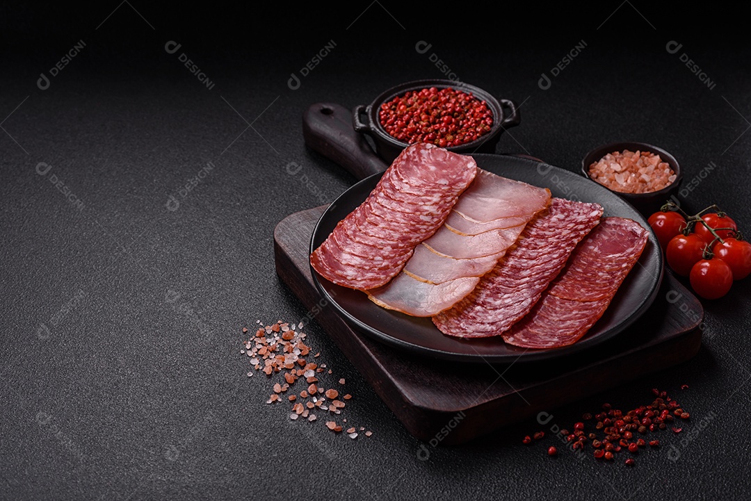 A imagem mostra uma tábua com fatias de salame e presunto, acompanhadas de temperos e especiarias como pimenta-do-reino e páprica.