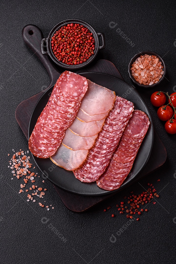 A imagem mostra uma tábua com fatias de salame e presunto, acompanhadas de temperos e especiarias como pimenta-do-reino e páprica.