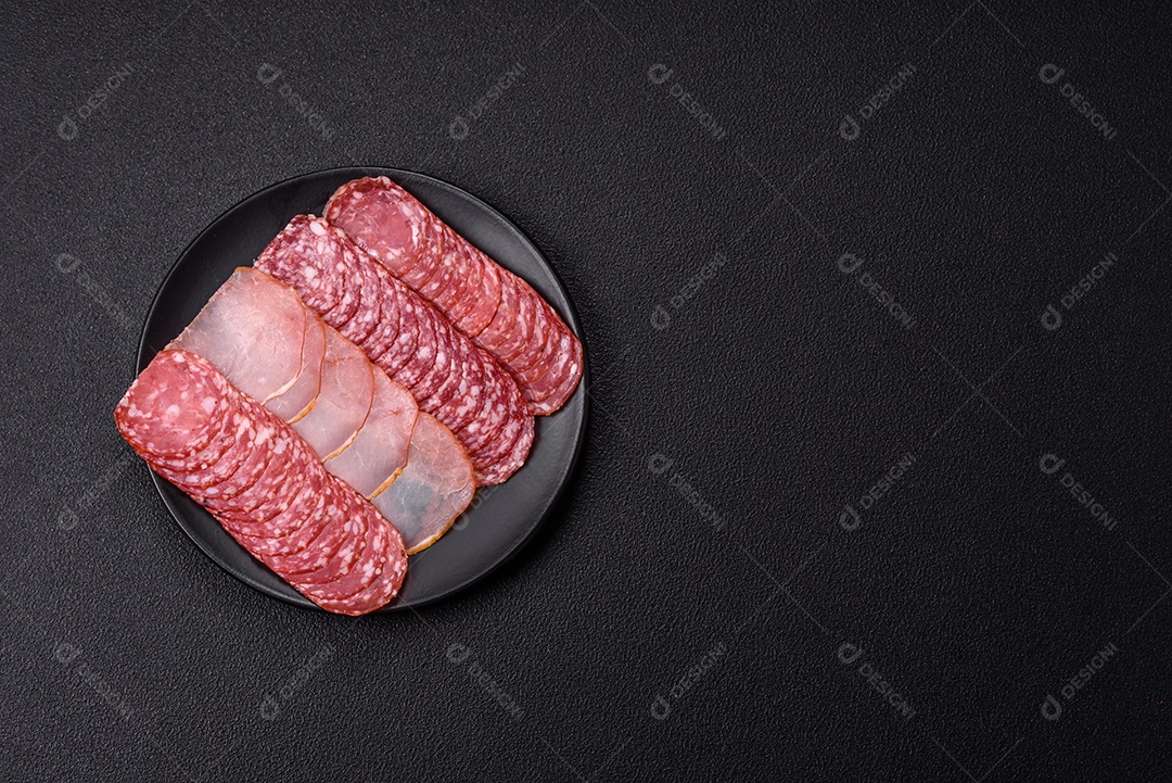 A imagem mostra uma tábua com fatias de salame e presunto, acompanhadas de temperos e especiarias como pimenta-do-reino e páprica.