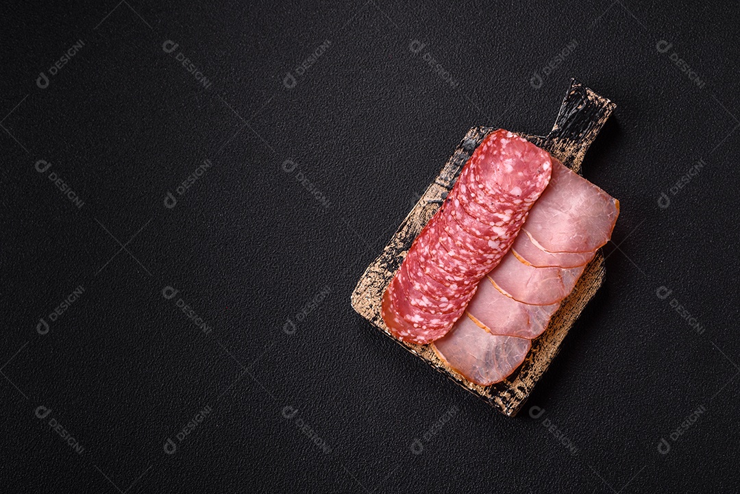 A imagem mostra uma tábua com fatias de salame e presunto, acompanhadas de temperos e especiarias como pimenta-do-reino e páprica.