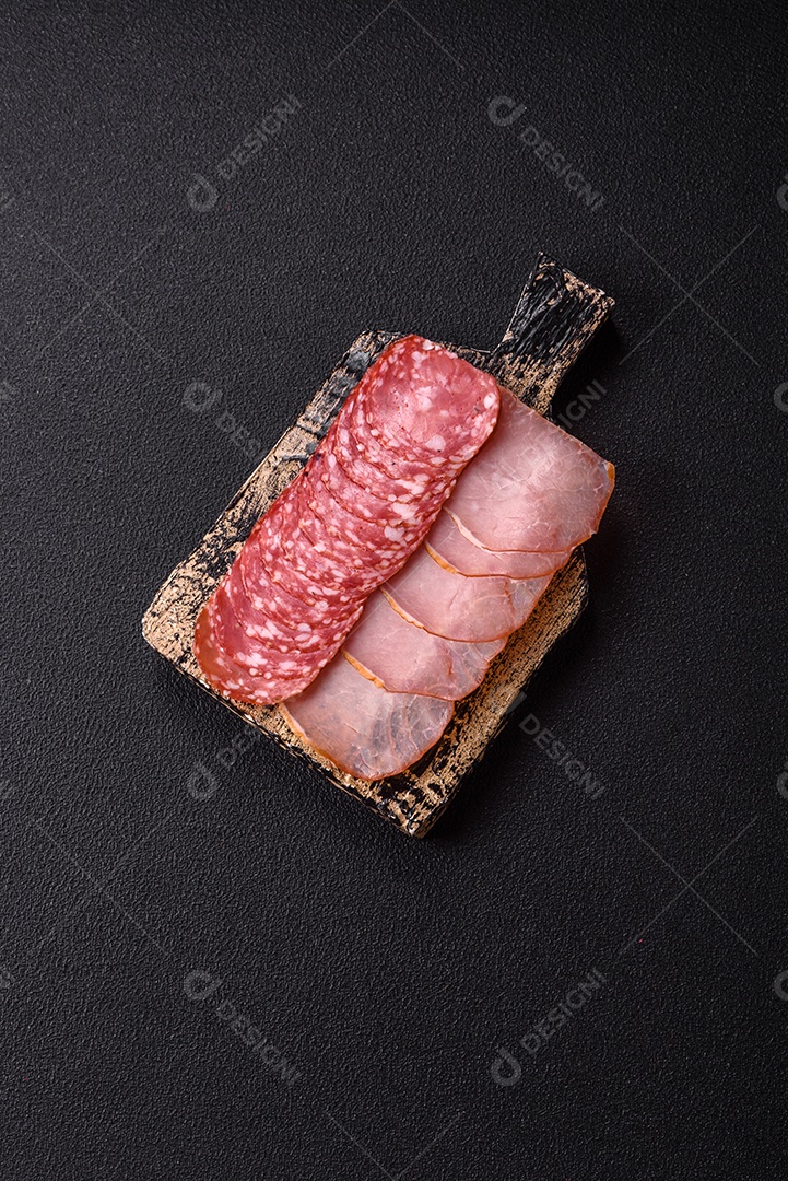 A imagem mostra uma tábua com fatias de salame e presunto, acompanhadas de temperos e especiarias como pimenta-do-reino e páprica.