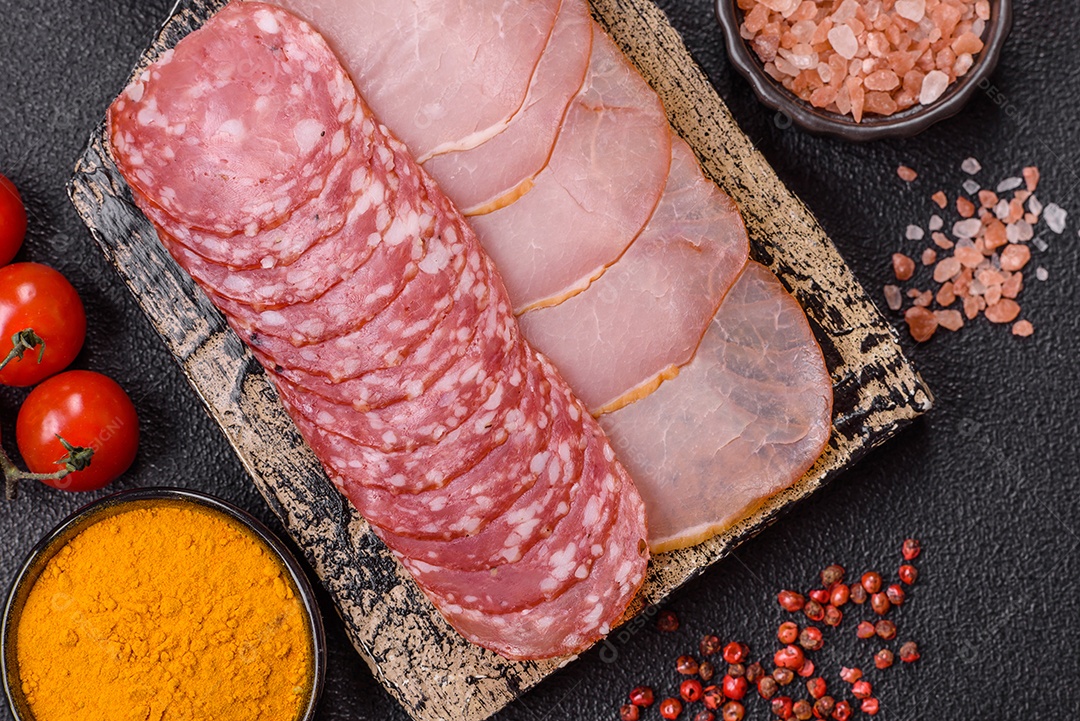 A imagem mostra uma tábua com fatias de salame e presunto, acompanhadas de temperos e especiarias como pimenta-do-reino e páprica.