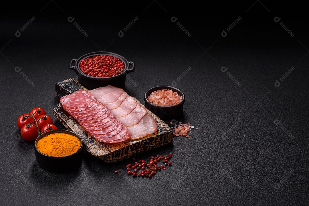 A imagem mostra uma tábua com fatias de salame e presunto, acompanhadas de temperos e especiarias como pimenta-do-reino e páprica.