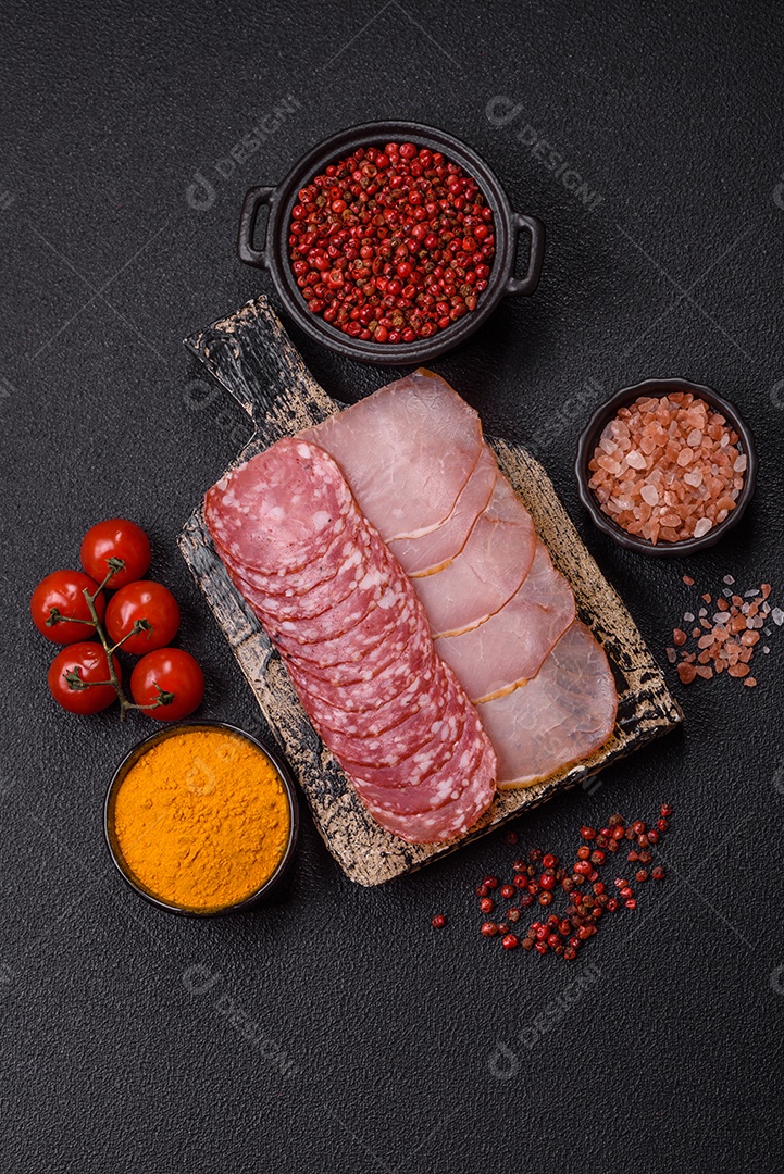 A imagem mostra uma tábua com fatias de salame e presunto, acompanhadas de temperos e especiarias como pimenta-do-reino e páprica.