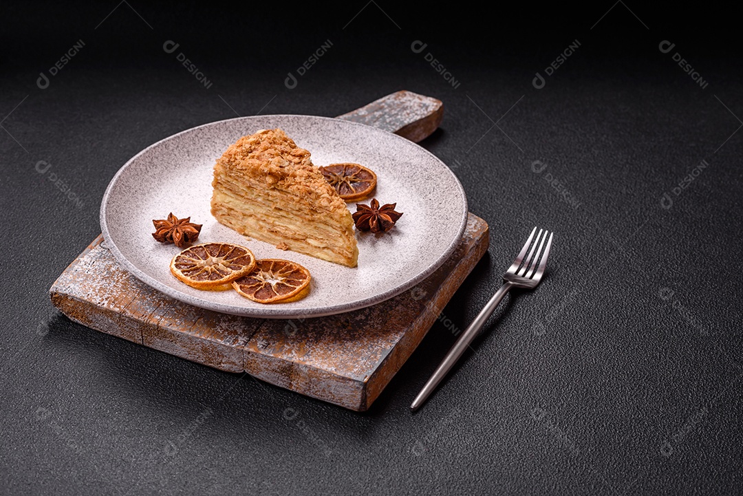 A imagem mostra um mil-folhas, um doce tradicional da culinária francesa.