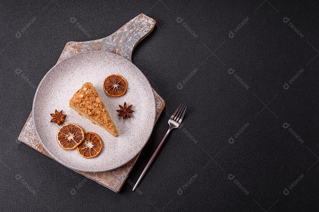 A imagem mostra um pedaço de Bolo Napoleão, uma sobremesa clássica que se assemelha ao mil-folhas.