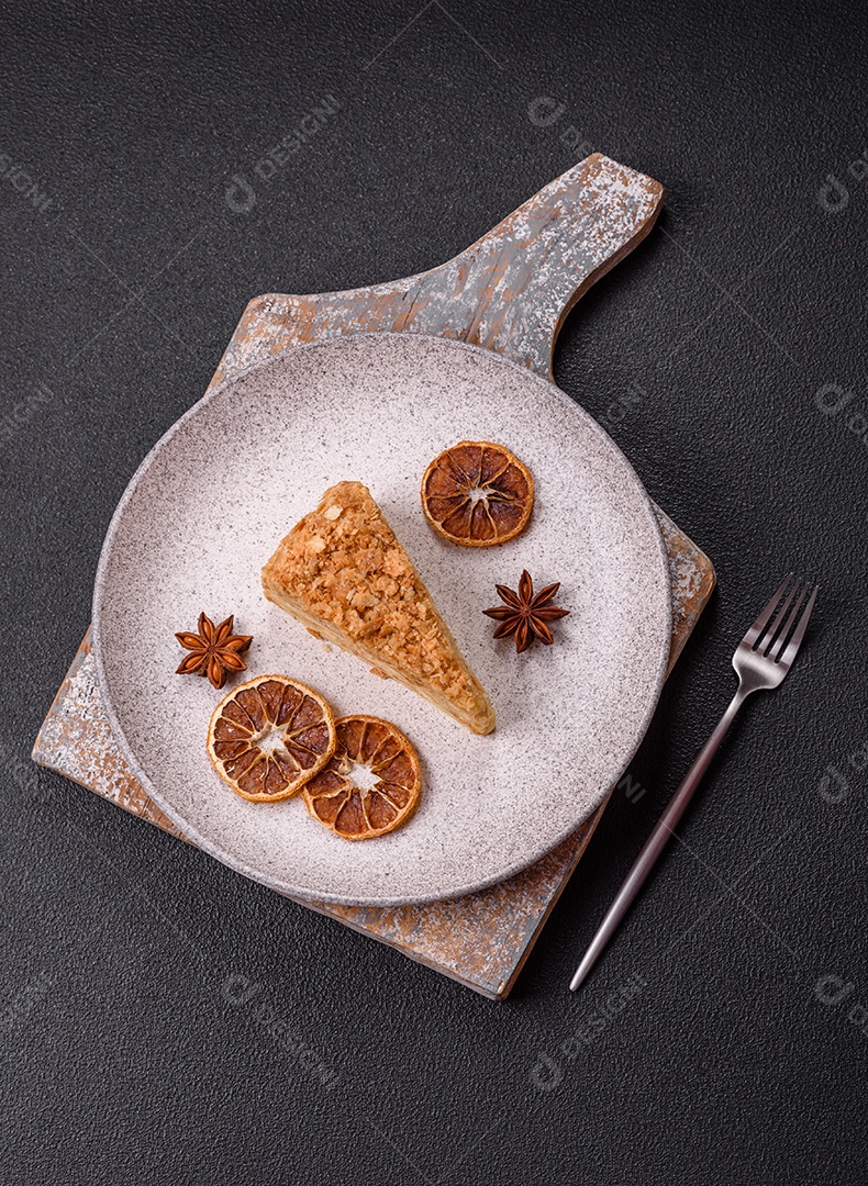 A imagem mostra um pedaço de Bolo Napoleão, uma sobremesa clássica que se assemelha ao mil-folhas.