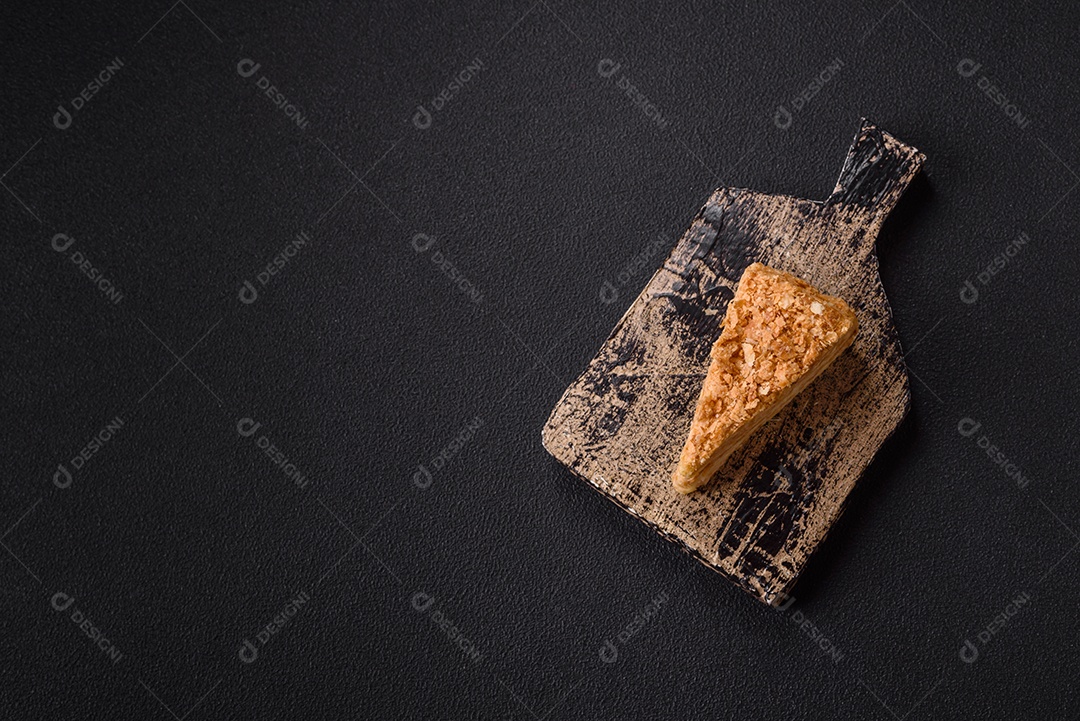 A imagem mostra um mil-folhas, um doce tradicional da culinária francesa.