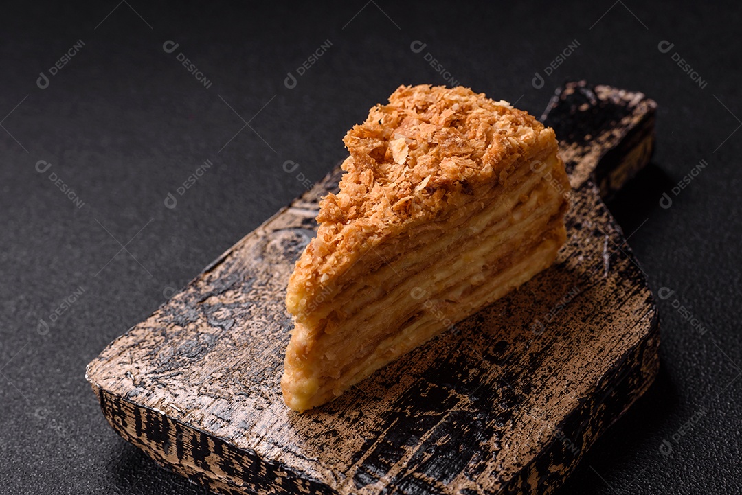 A imagem mostra um mil-folhas, um doce tradicional da culinária francesa.