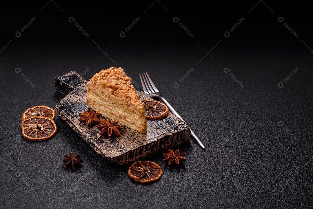 A imagem mostra um pedaço de Bolo Napoleão, uma sobremesa clássica que se assemelha ao mil-folhas.