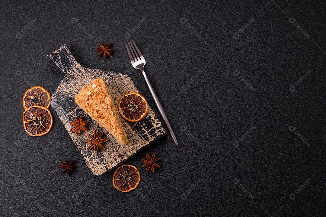 A imagem mostra um filé de salmão fresco em um prato escuro, acompanhado de temperos.