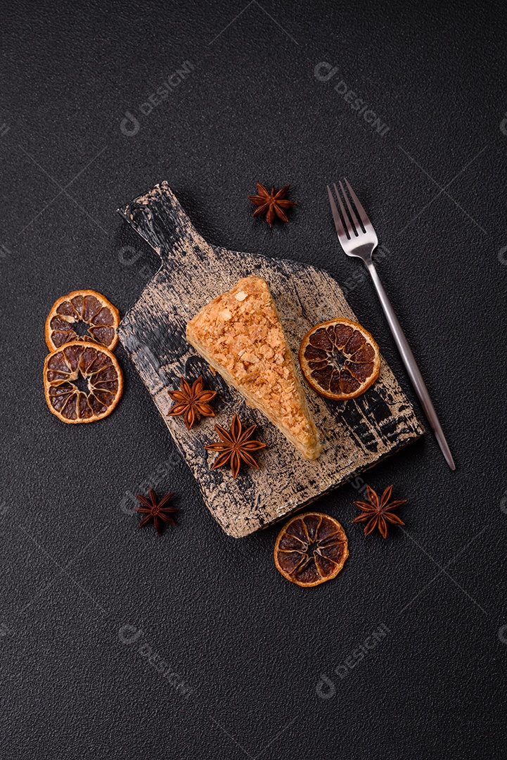 A imagem mostra um pedaço de Bolo Napoleão, uma sobremesa clássica que se assemelha ao mil-folhas.