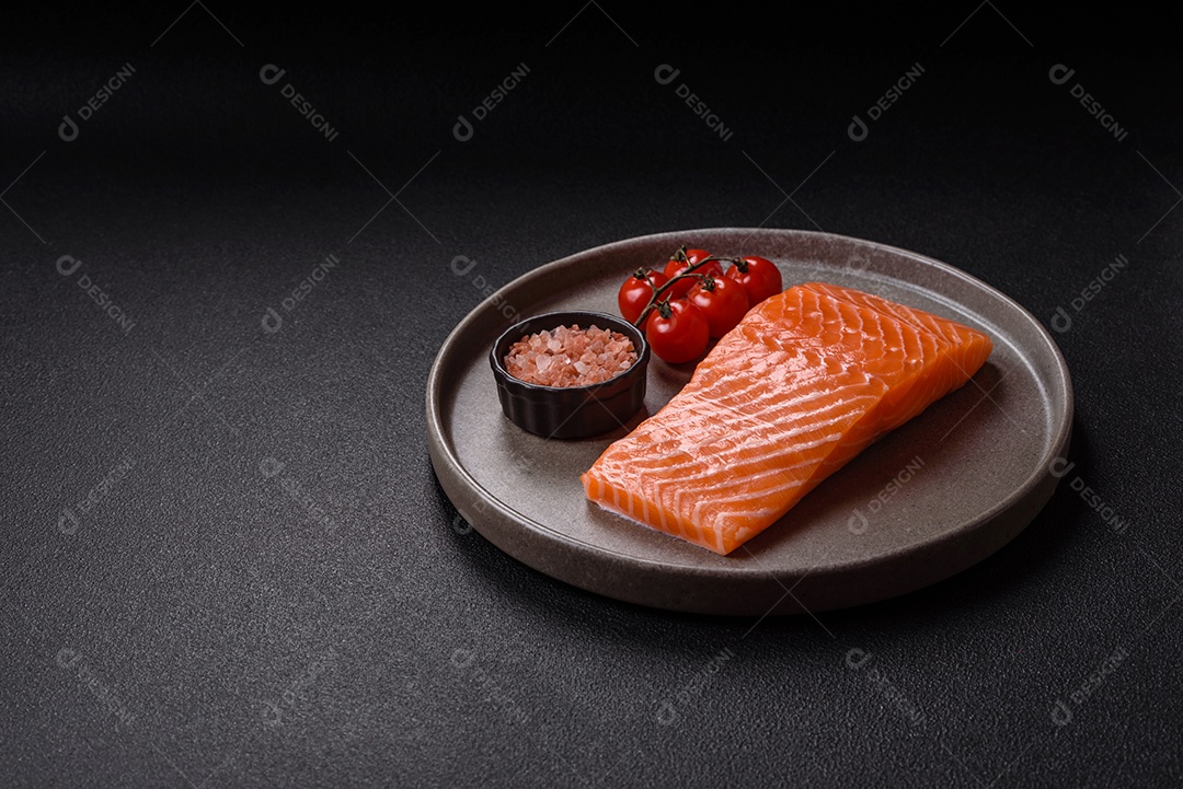 A imagem mostra um filé de salmão fresco em um prato escuro, acompanhado de temperos.