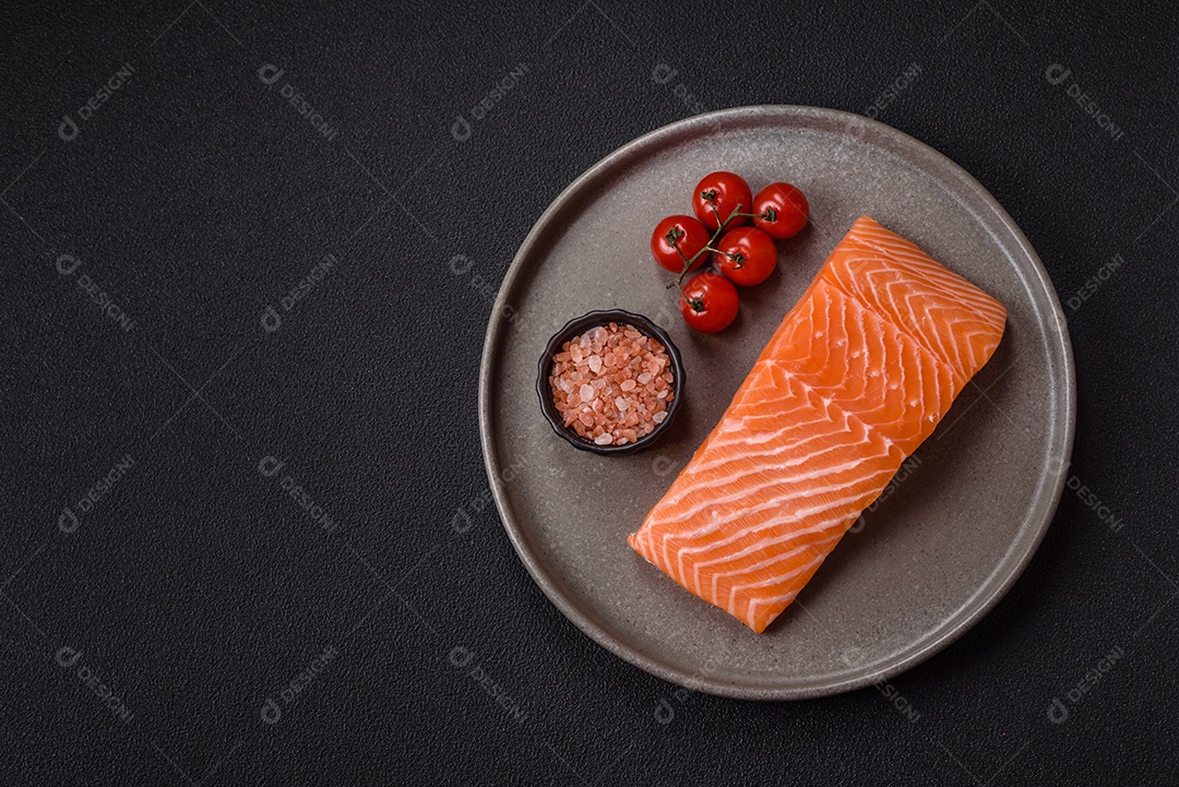 A imagem mostra um filé de salmão fresco em um prato escuro, acompanhado de temperos.