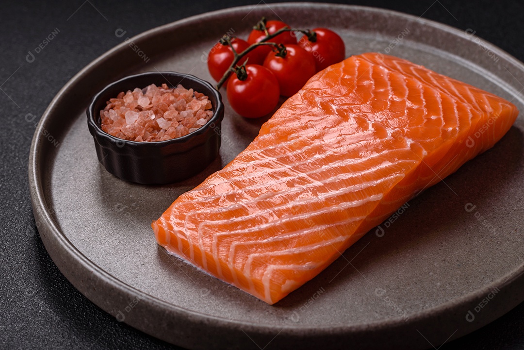 A imagem mostra um filé de salmão cru em um prato preto