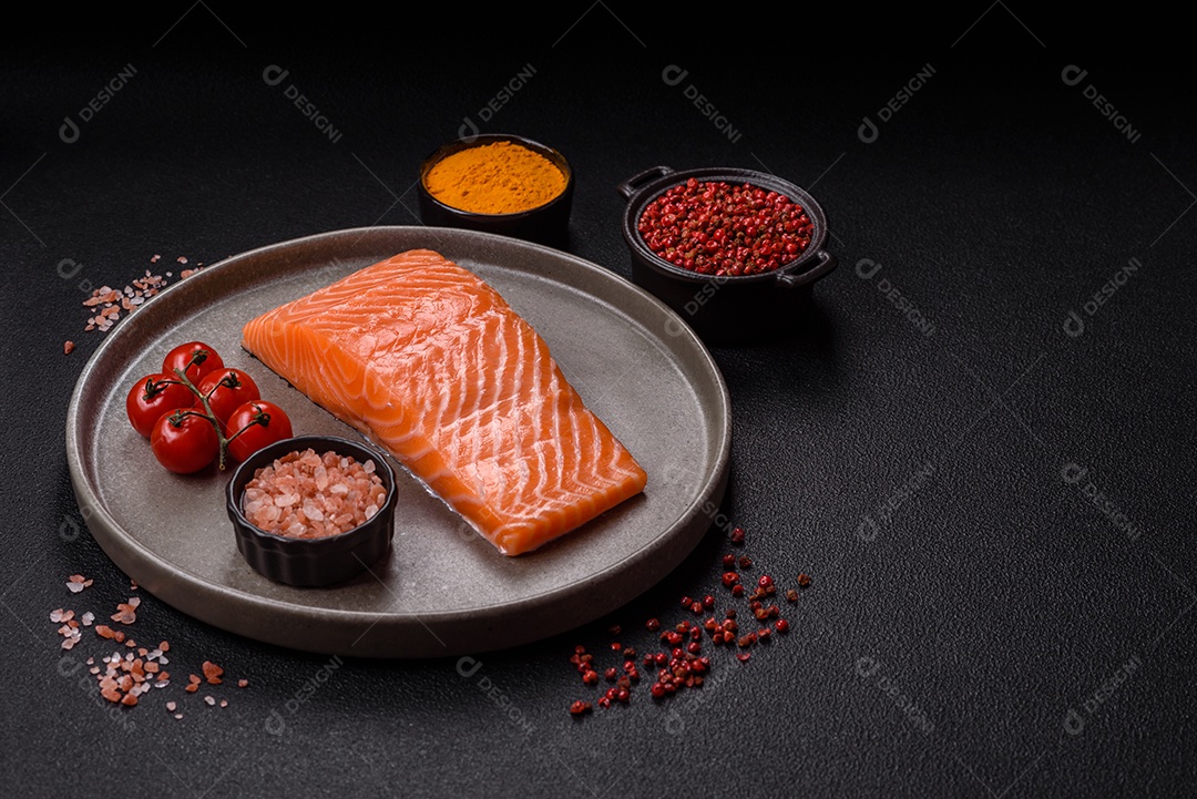 A imagem mostra um filé de salmão fresco em um prato escuro, acompanhado de temperos.