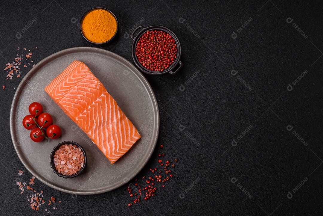A imagem mostra um filé de salmão fresco em um prato escuro, acompanhado de temperos.