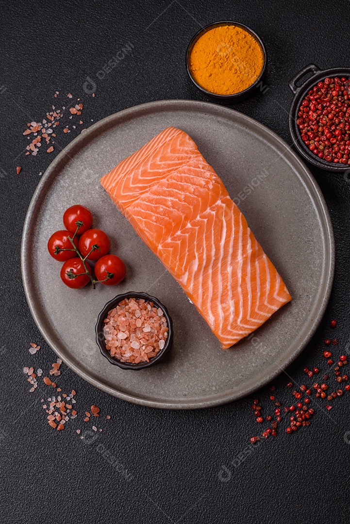 A imagem mostra um filé de salmão fresco em um prato escuro, acompanhado de temperos.
