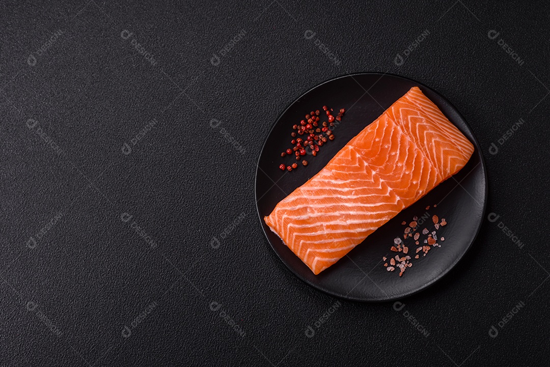 A imagem mostra um filé de salmão cru em um prato preto