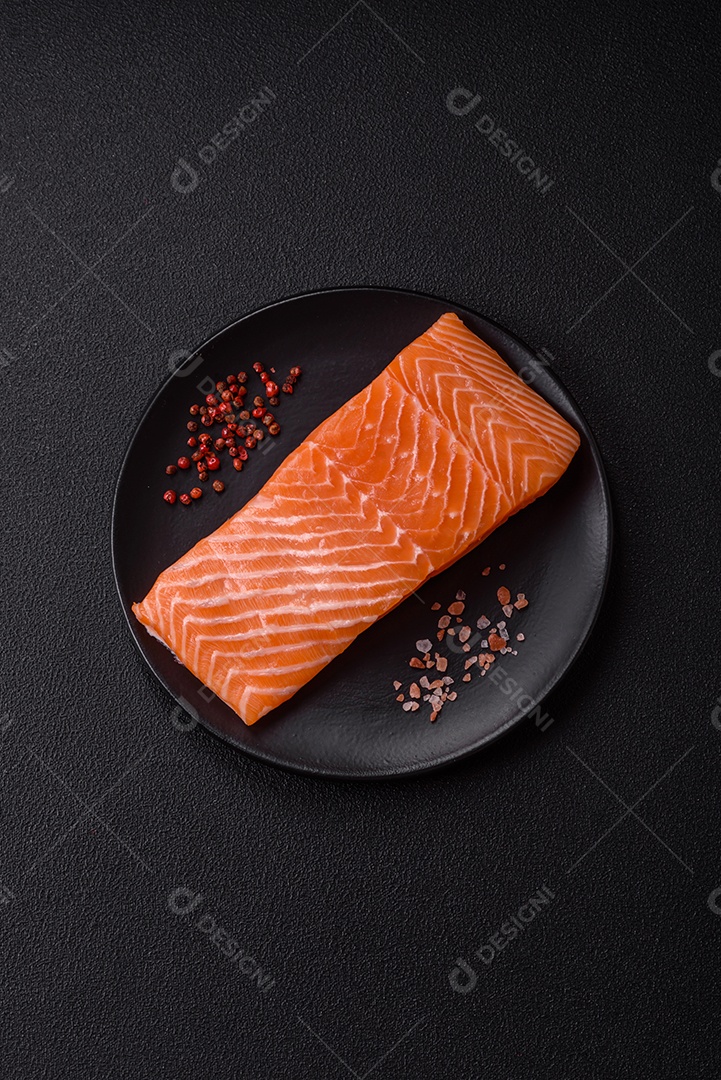 A imagem mostra éclairs (também conhecidas como bombas no Brasil) com decoração natalina