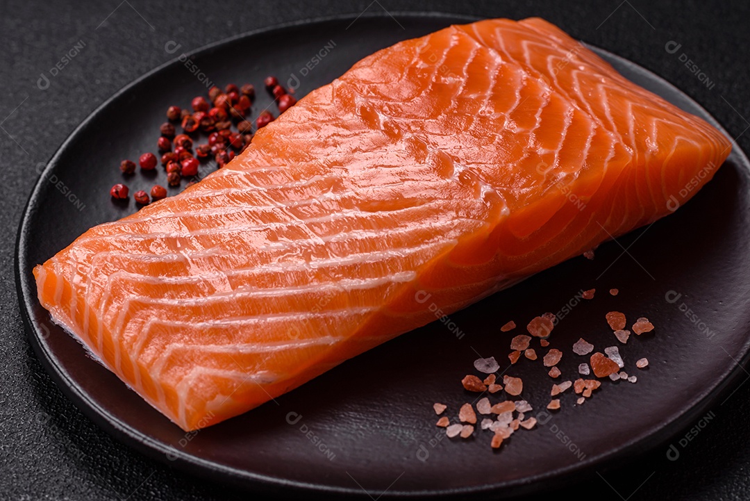 A imagem mostra um filé de salmão cru em um prato preto