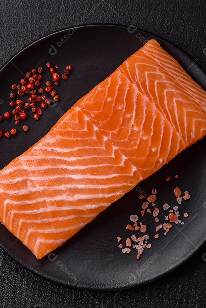 A imagem mostra um filé de salmão cru, pronto para ser preparado, acompanhado de temperos como sal rosa do Himalaia