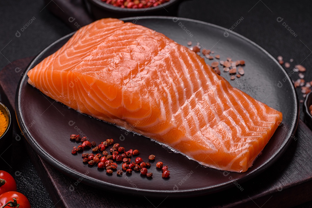 A imagem mostra um filé de salmão fresco em um prato escuro, acompanhado de temperos.