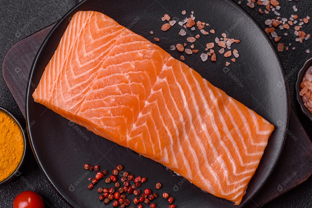A imagem mostra um filé de salmão cru, pronto para ser preparado, acompanhado de temperos como sal rosa do Himalaia