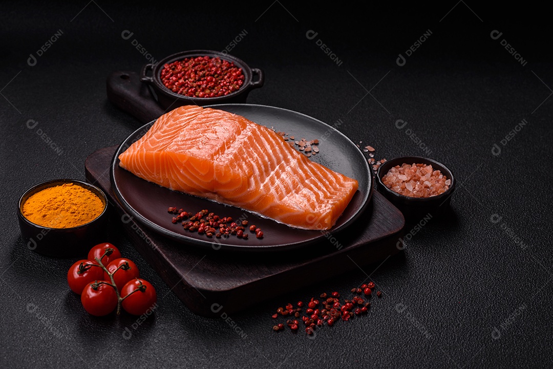 A imagem mostra um filé de salmão cru, pronto para ser preparado, acompanhado de temperos como sal rosa do Himalaia