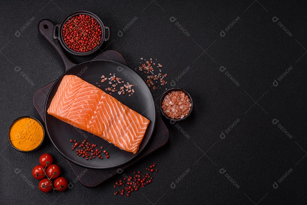 A imagem mostra um filé de salmão cru, pronto para ser preparado, acompanhado de temperos como sal rosa do Himalaia
