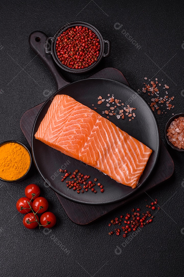A imagem mostra um filé de salmão cru, pronto para ser preparado, acompanhado de temperos como sal rosa do Himalaia