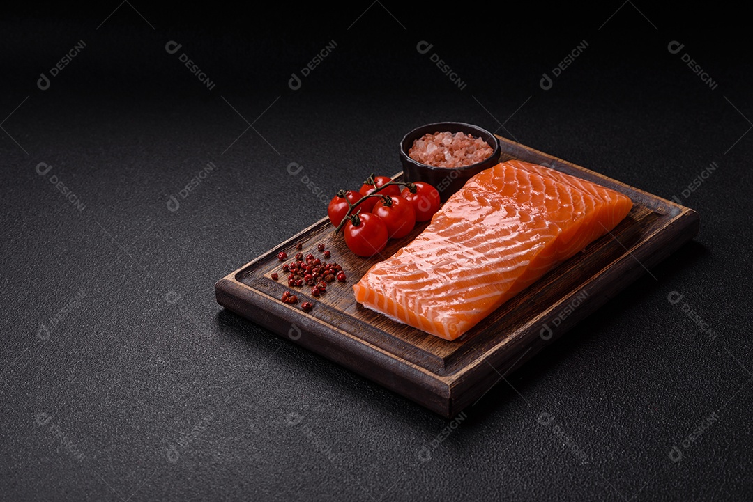 A imagem mostra um filé de salmão cru, pronto para ser preparado, acompanhado de temperos como sal rosa do Himalaia