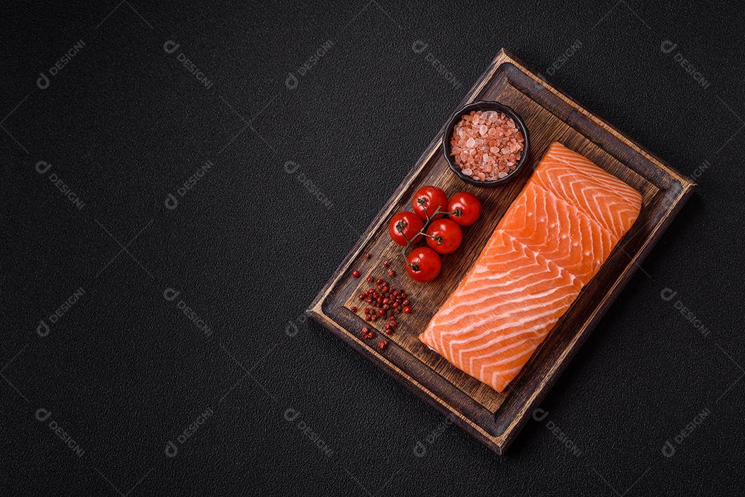 A imagem mostra um filé de salmão cru, pronto para ser preparado, acompanhado de temperos como sal rosa do Himalaia