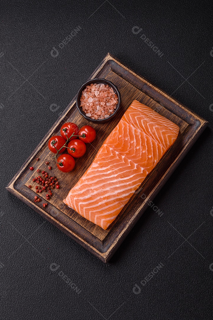A imagem mostra um filé de salmão cru, pronto para ser preparado, acompanhado de temperos como sal rosa do Himalaia