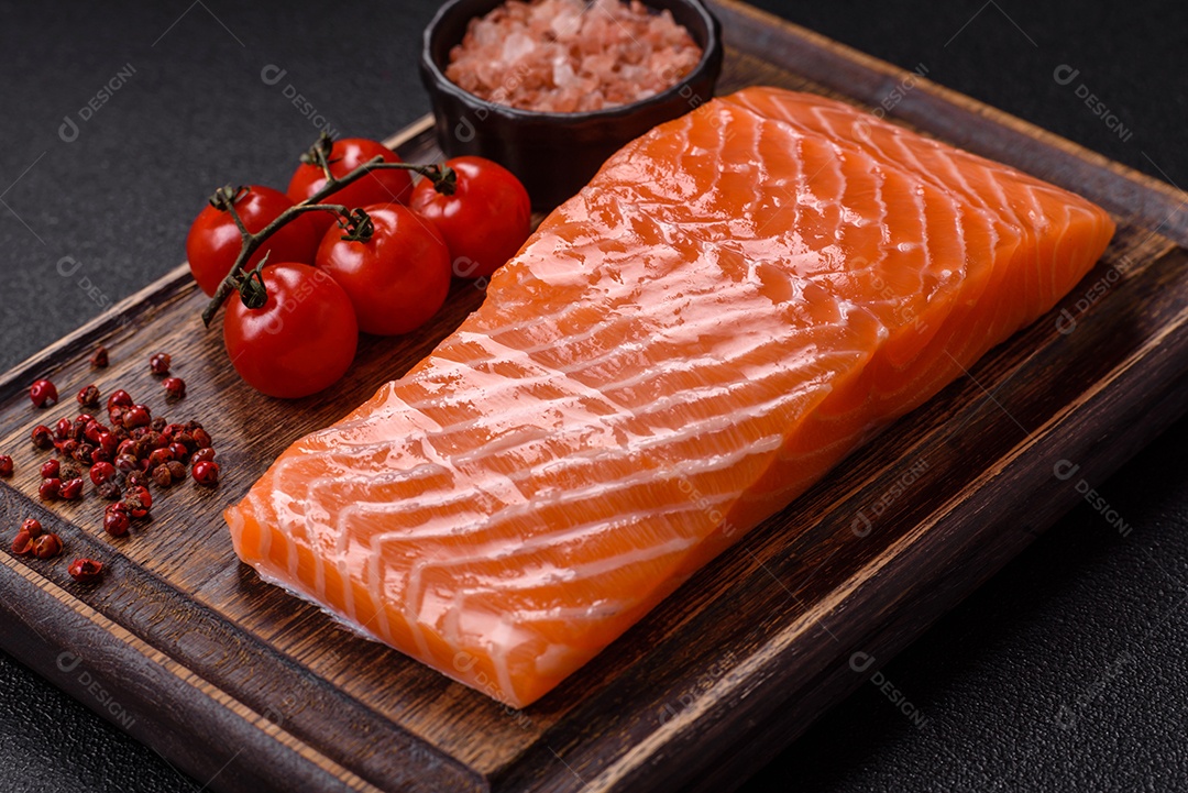 A imagem mostra um filé de salmão cru, pronto para ser preparado, acompanhado de temperos como sal rosa do Himalaia