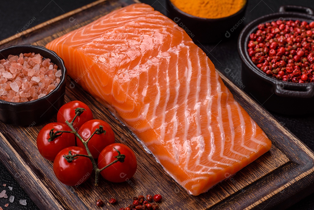 A imagem mostra um filé de salmão cru, pronto para ser preparado, acompanhado de temperos como sal rosa do Himalaia