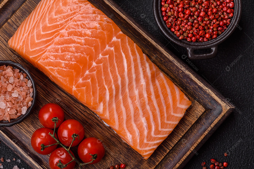 A imagem mostra um filé de salmão cru, pronto para ser preparado, acompanhado de temperos como sal rosa do Himalaia