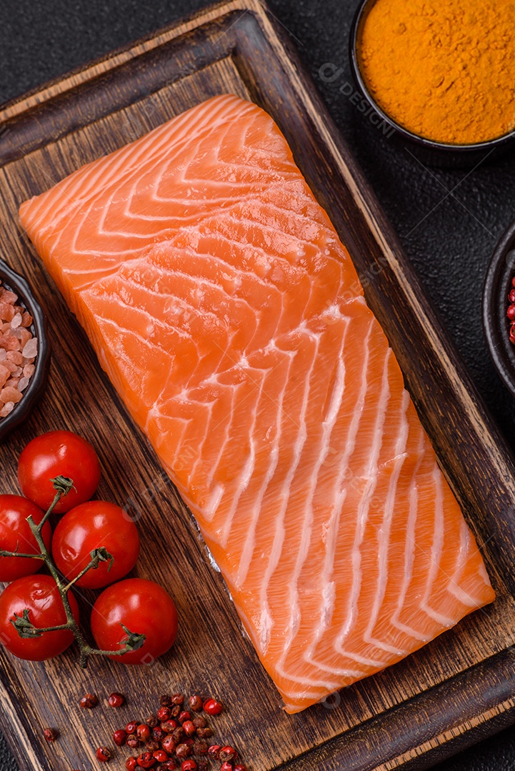 A imagem mostra um filé de salmão cru, pronto para ser preparado, acompanhado de temperos como sal rosa do Himalaia