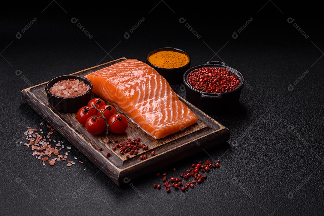 A imagem mostra um filé de salmão cru, pronto para ser preparado, acompanhado de temperos como sal rosa do Himalaia