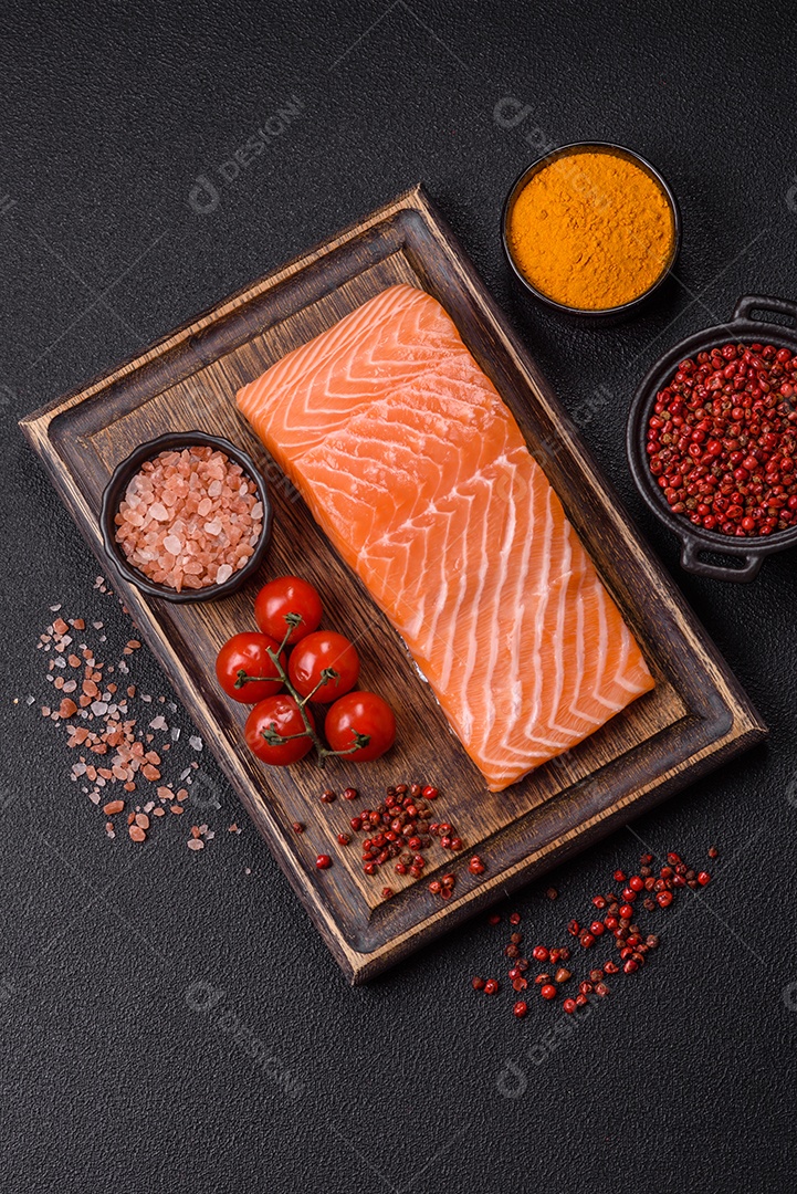 A imagem mostra um filé de salmão cru, pronto para ser preparado, acompanhado de temperos como sal rosa do Himalaia