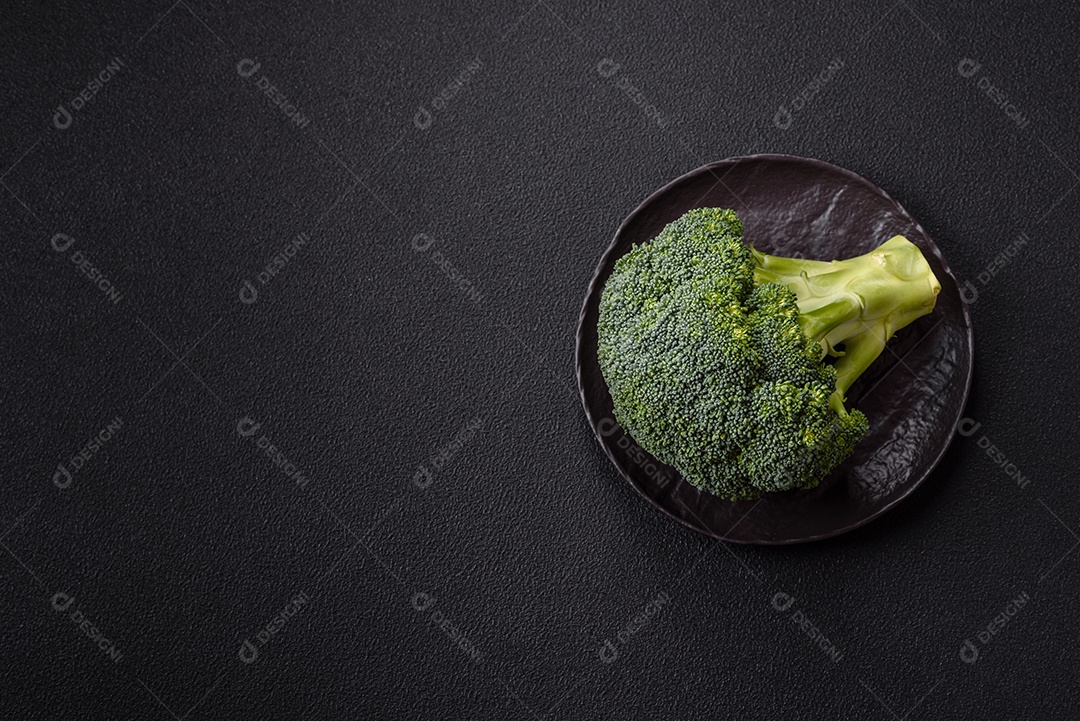 Retrato de Brócolis em uma mesa de concreto