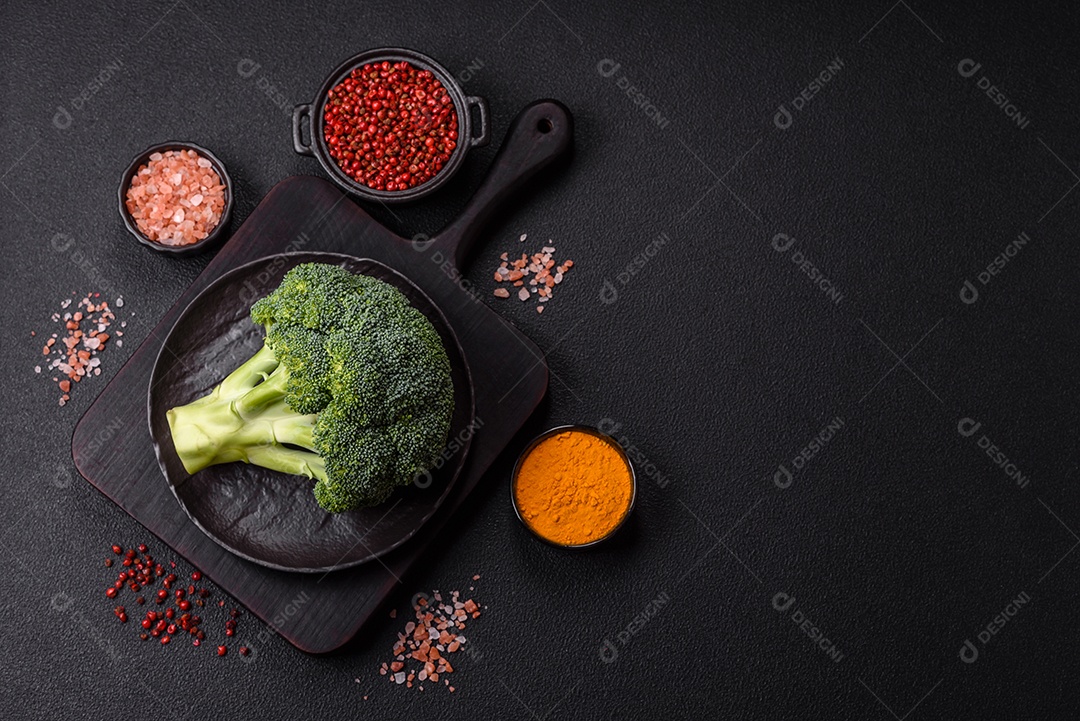 Retrato de Brócolis em uma mesa de concreto