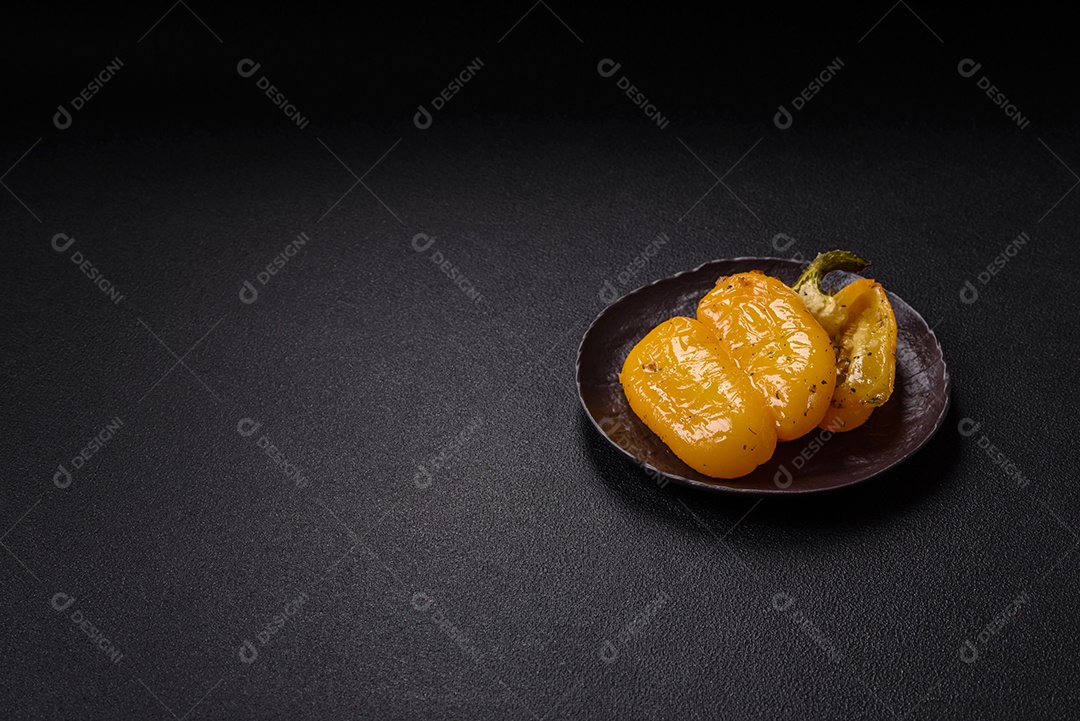 A imagem mostra pimentões amarelos, que são uma variedade do fruto da planta Capsicum annuum