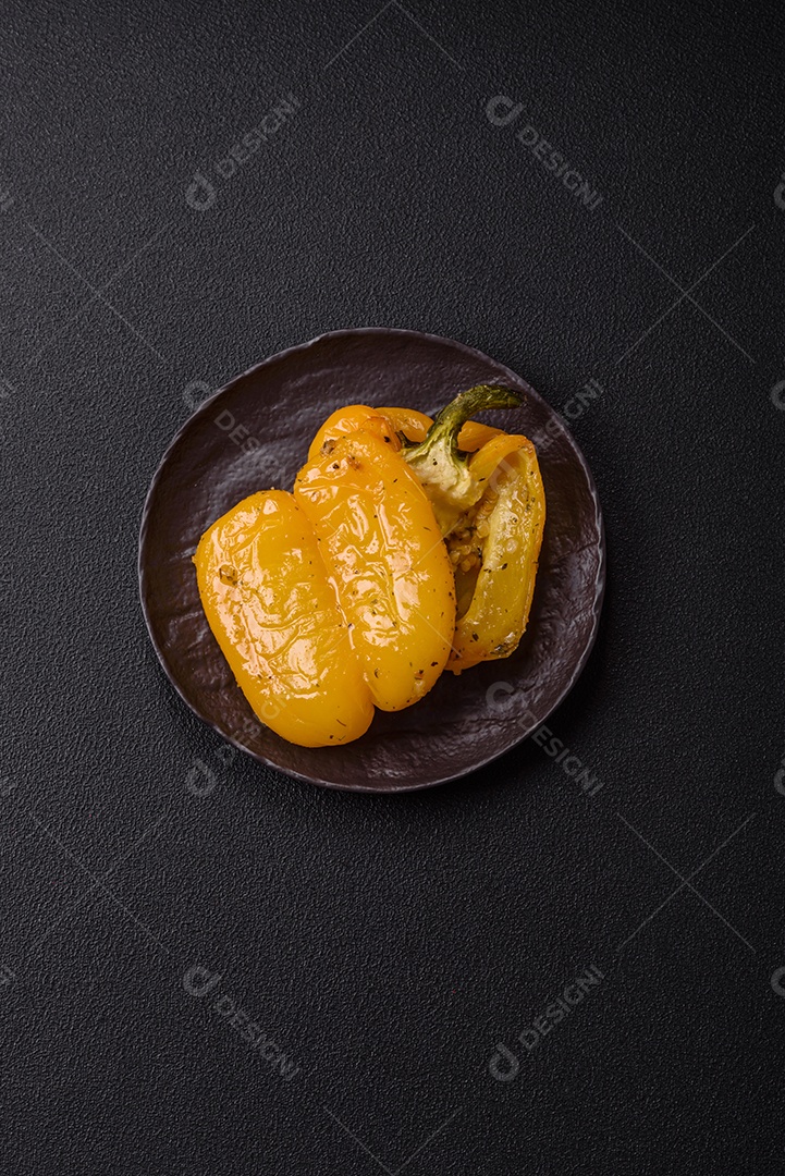 A imagem mostra pimentões amarelos, que são uma variedade do fruto da planta Capsicum annuum