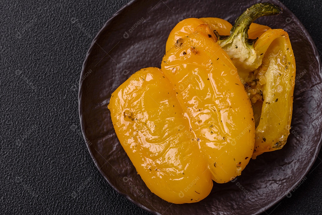 A imagem mostra pimentões amarelos, que são uma variedade do fruto da planta Capsicum annuum