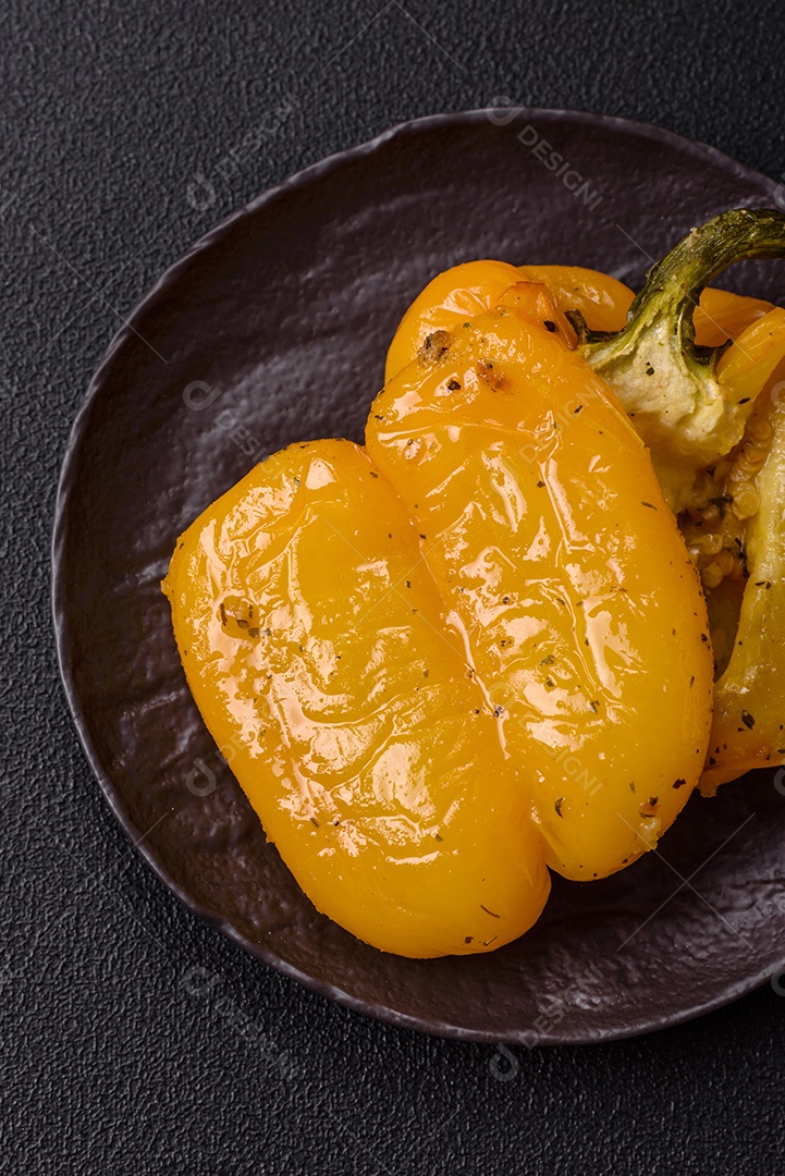 A imagem mostra pimentões amarelos, que são uma variedade do fruto da planta Capsicum annuum