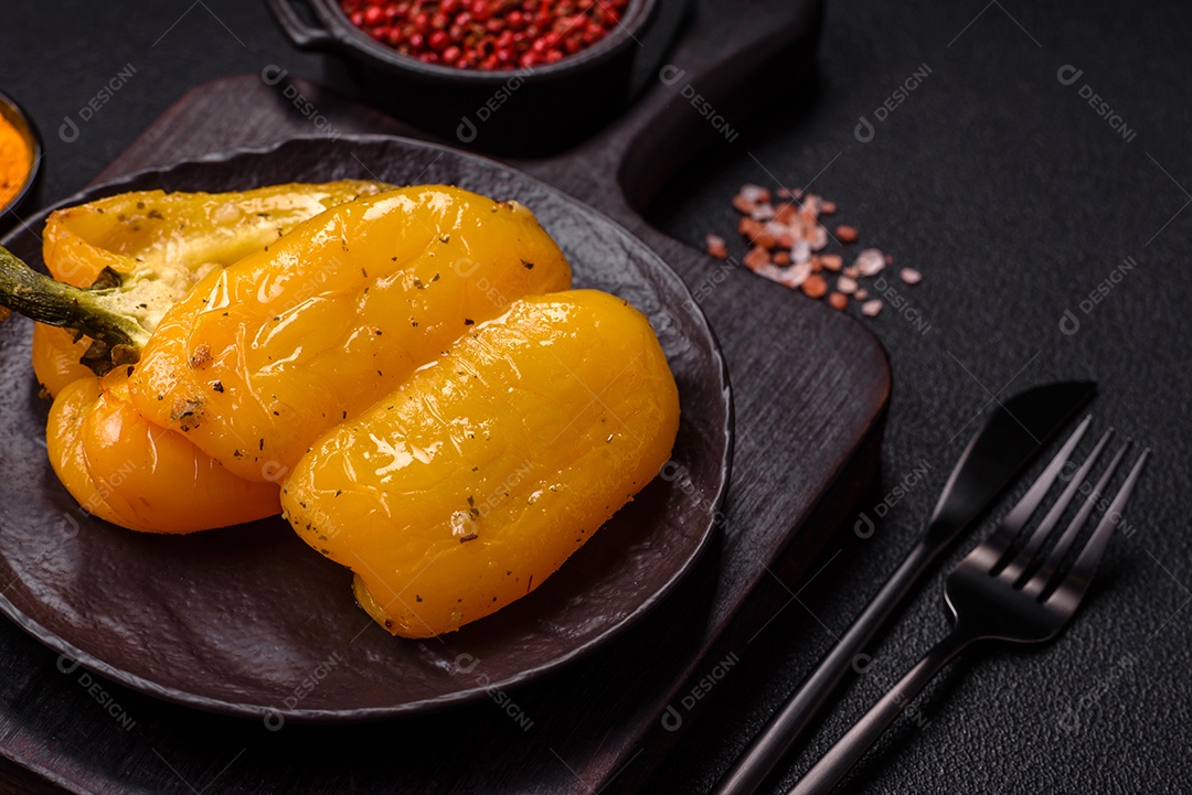 A imagem mostra pimentões amarelos, que são uma variedade do fruto da planta Capsicum annuum